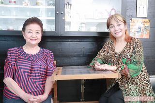小笠原祐子さんと岩井志麻子さんの対談の様子