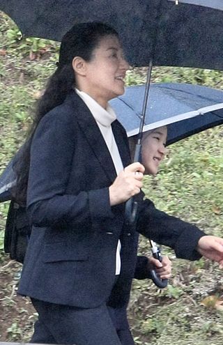初等科時代には、20か月近く雅子さまの学校へのお付き添いが続いた（'11年4月）