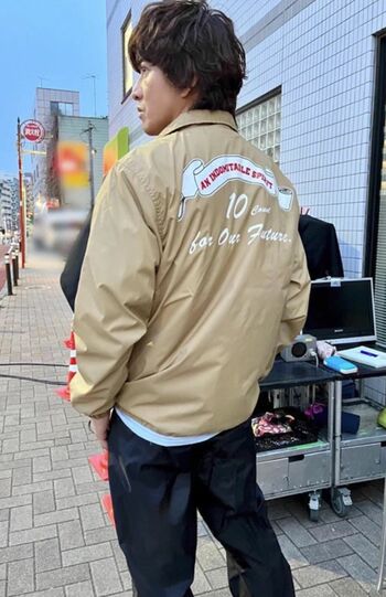 ドラマ『未来への10カウント』ではロゴが背中に入ったスタッフジャンパーを制作。さすがによくお似合い！（公式SNSより）