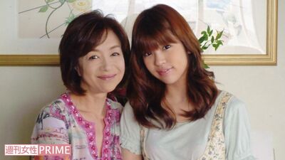 '10年に自宅で撮影された母娘のツーショット写真