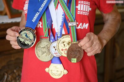 世界大会の金メダルは宝物。「開催国によってデザインが違って面白い」と奥村さん　撮影／渡邉智裕