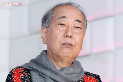 草なぎ剛主演ドラマ『罠の戦争』で怪演の岸部一徳、妻と10年別居生活の裏で年下女性と肉食デート&同棲疑惑…