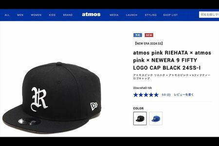 RIEHATAはサイズS/M、平野はM /Lを被っており、どっちを買うか迷うファンも（atmosの公式HPより）