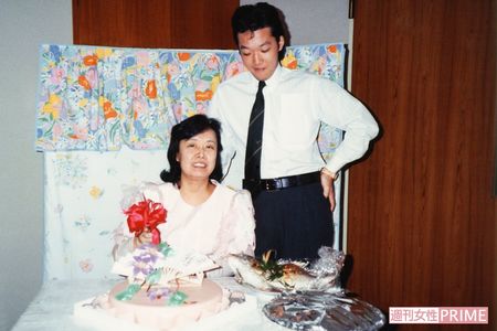 ひばりさんと和也さん。豪華な伊勢エビ、赤飯なども並ぶ