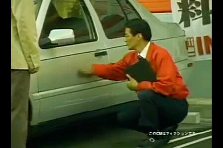 過去に放送されていたビッグモーターのCM。従業員が顧客の車のドアを激しく殴打（ツイッターより）