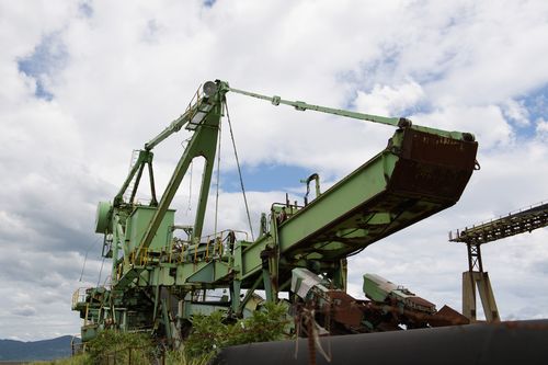 重機の説明を聞きながら、「カッコいい～～」と声をあげ、夢中でカメラのシャッターを切る女性ツアー客も