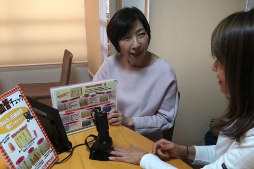 70代になっても若々しい伊東さん。仕事仲間は「伊東さんには人が集まるオーラがある」という