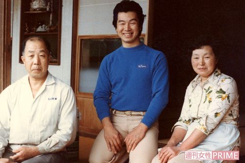 牧場の敷地内にある実家にて。父母と23歳の磯沼さん