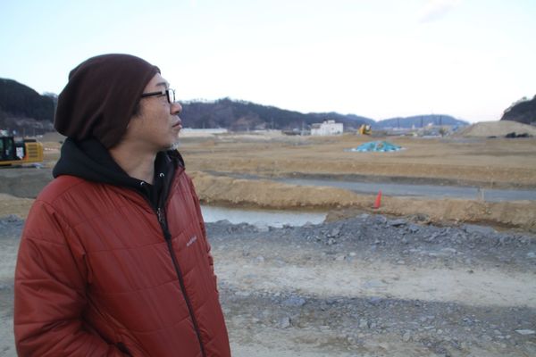 釜石市鵜住居の防災センターがあった場所で思いにふける片桐さん