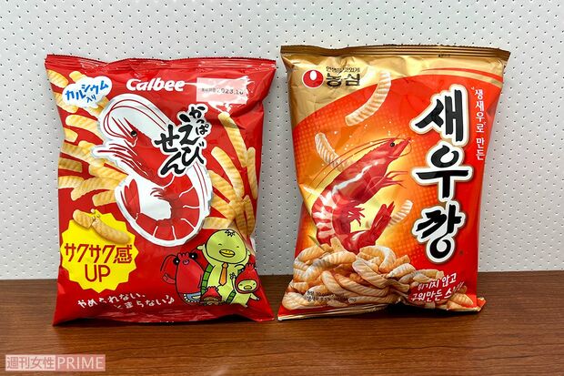 かっぱえびせん（日本・写真左）とセウカン（韓国・写真右）違うのは、エビの向きが反対なことくらい