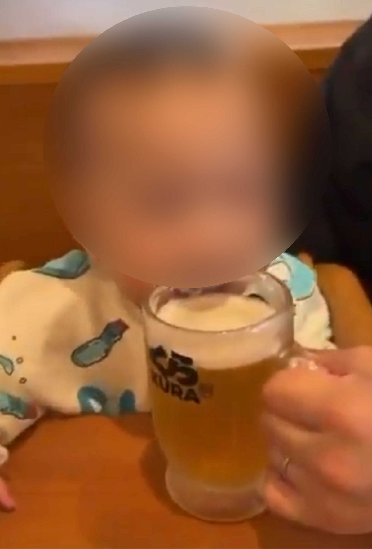 ビールのジョッキに口をつける幼児（拡散された動画より）