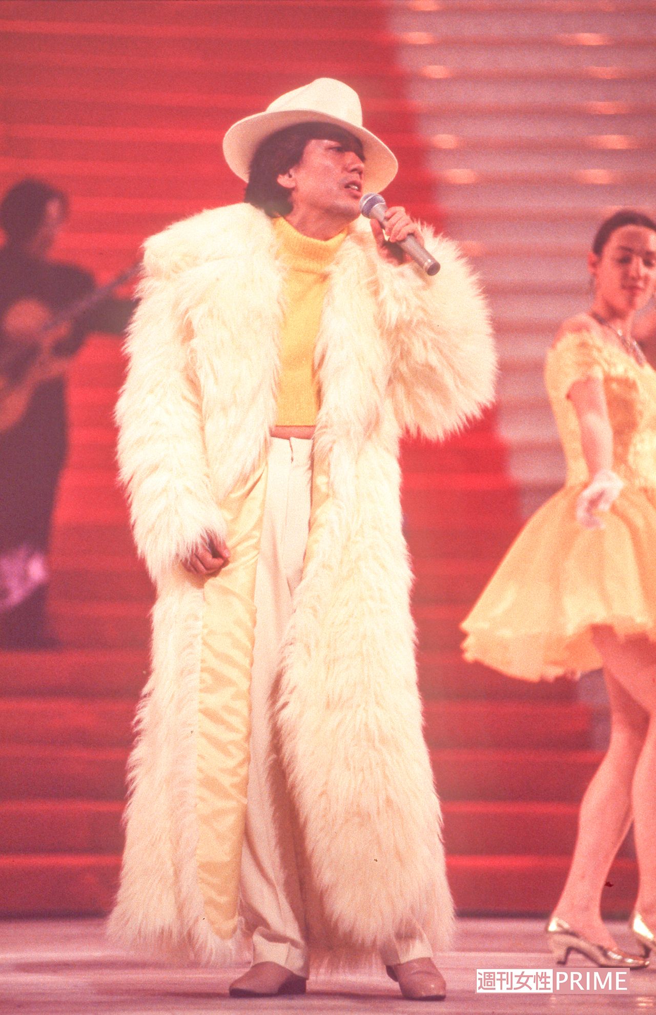 『NHK紅白歌合戦』に5年ぶりに出場。ボルサリーノにロングコートをコーデ（'94年撮影）　写真／週刊女性写真班