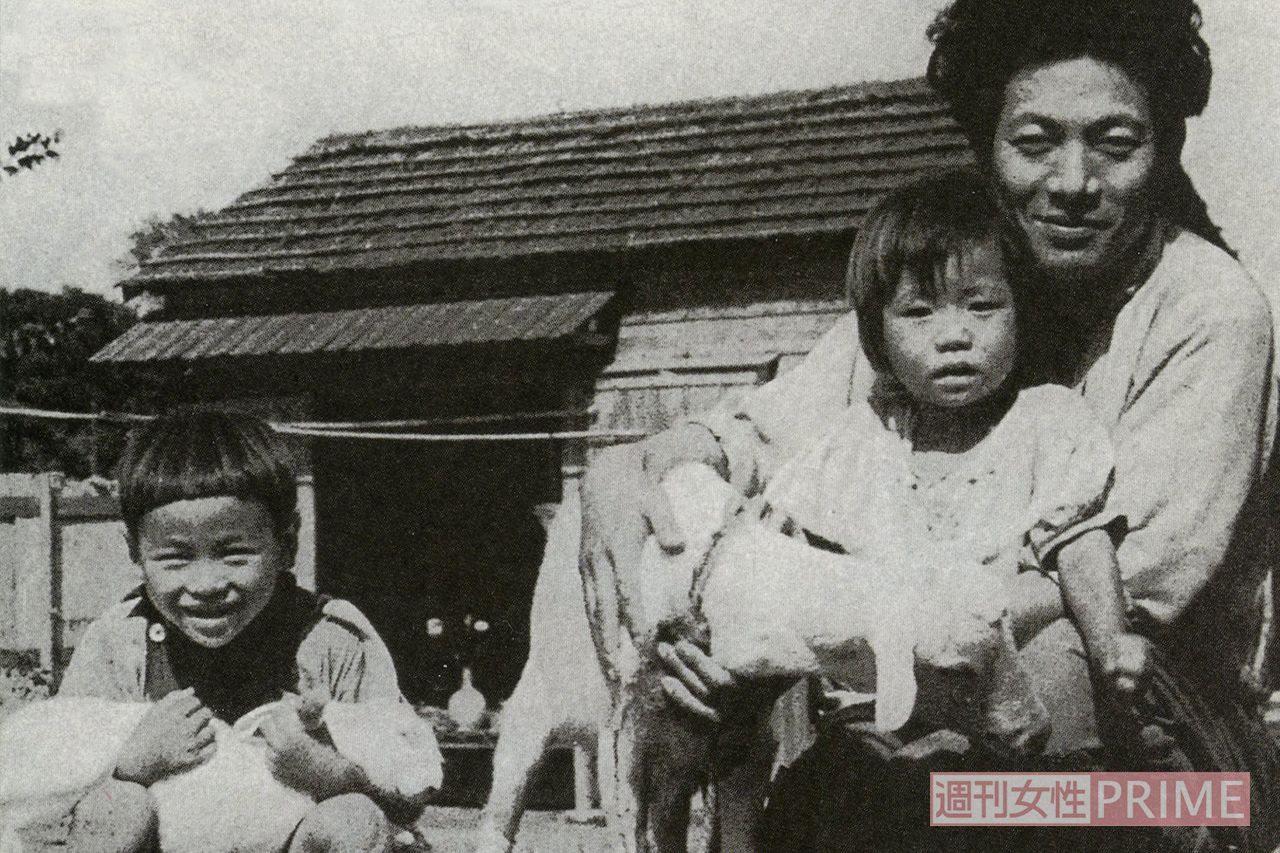 “ヒグラシの谷”こと板橋の自宅にて撮影された、妹を抱いた父・政明さん（右）と9歳の寺田（左）