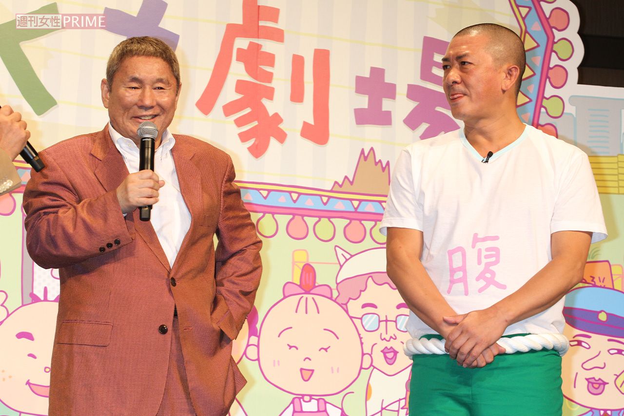 ビートたけしの登場に顔をこわばらせる三又又三（2014年、カルビー新CM発表会）