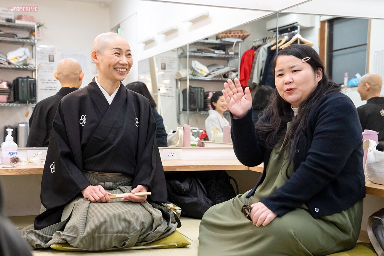 「喜楽館」の楽屋にて、落語家の桂ぽんぽ娘さん（右）と