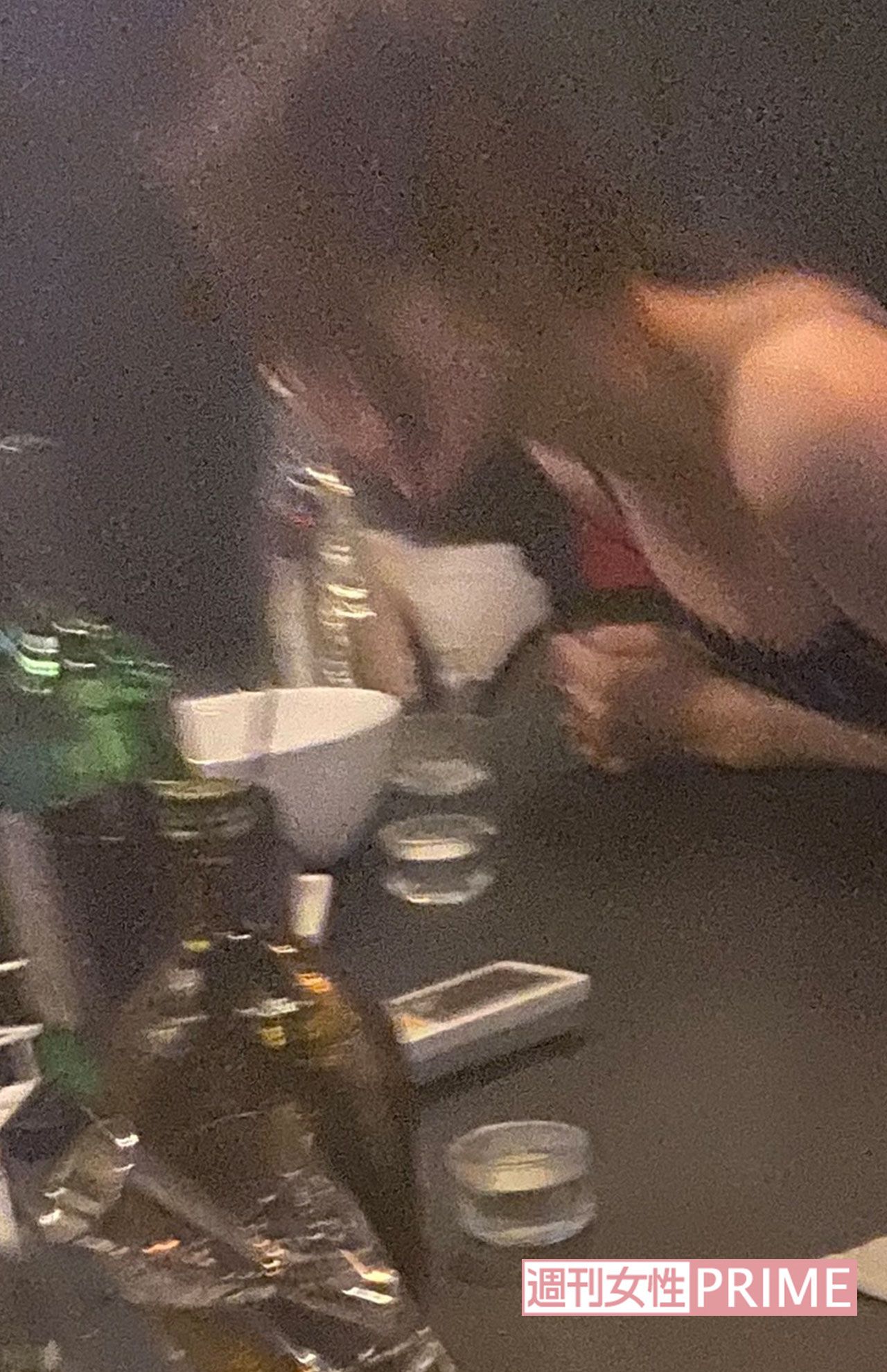 8月中旬、渋谷のバーでラーメンを食べる小倉ゆうか