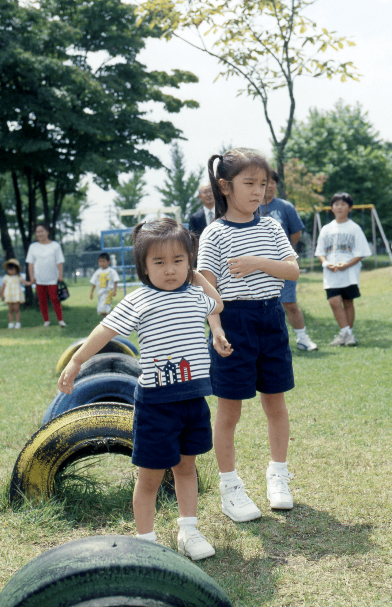 長野県・軽井沢での静養中に地元の公園を訪れた佳子さまと眞子さん（1998年8月20日）