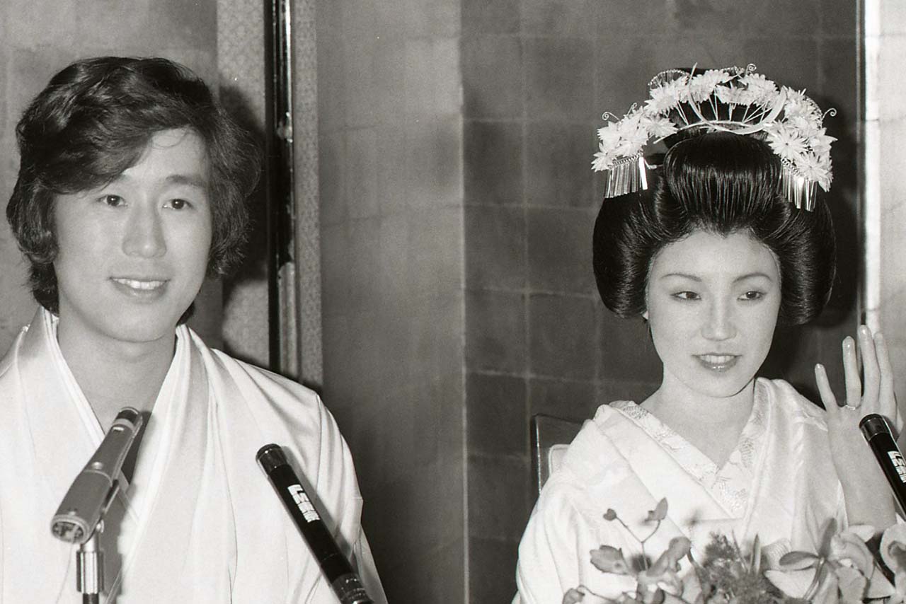 松任谷正隆氏と和装で挙式会見に臨んだ松任谷由実（1976年11月）