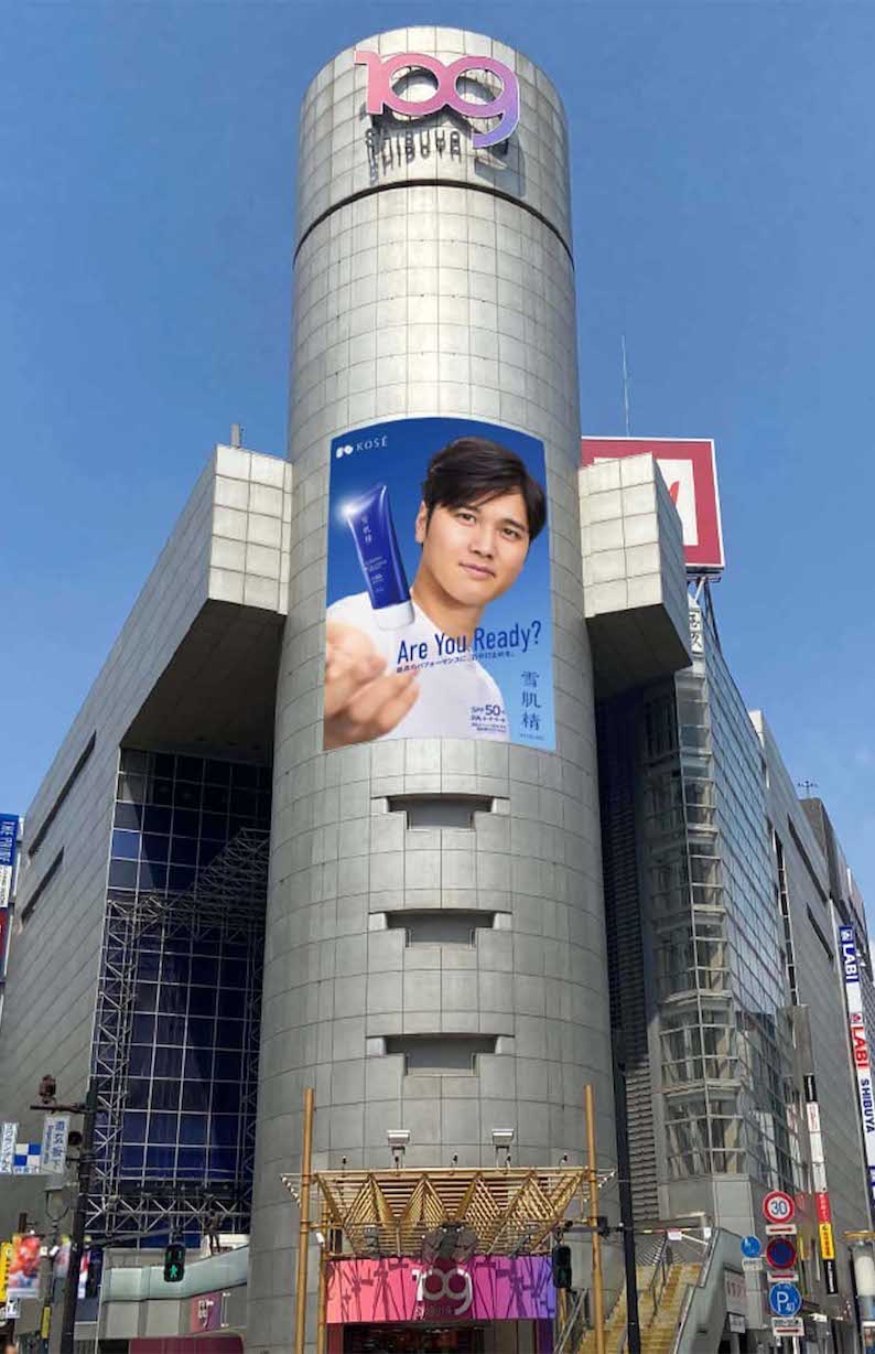 渋谷109に設置されている大谷翔平の巨大看板（『雪肌精』公式サイトより）