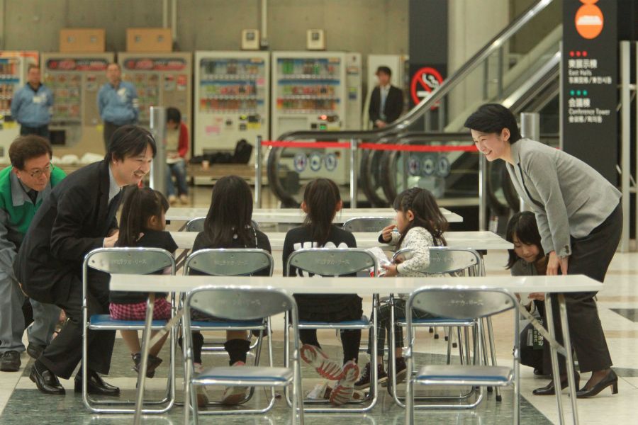 '11年4月　東京ビッグサイトに、福島などから避難してきた被災者の慰問に訪れた秋篠宮ご夫妻。紀子さまが子どもたちと、笑顔で電子ピアノを弾く場面もあった