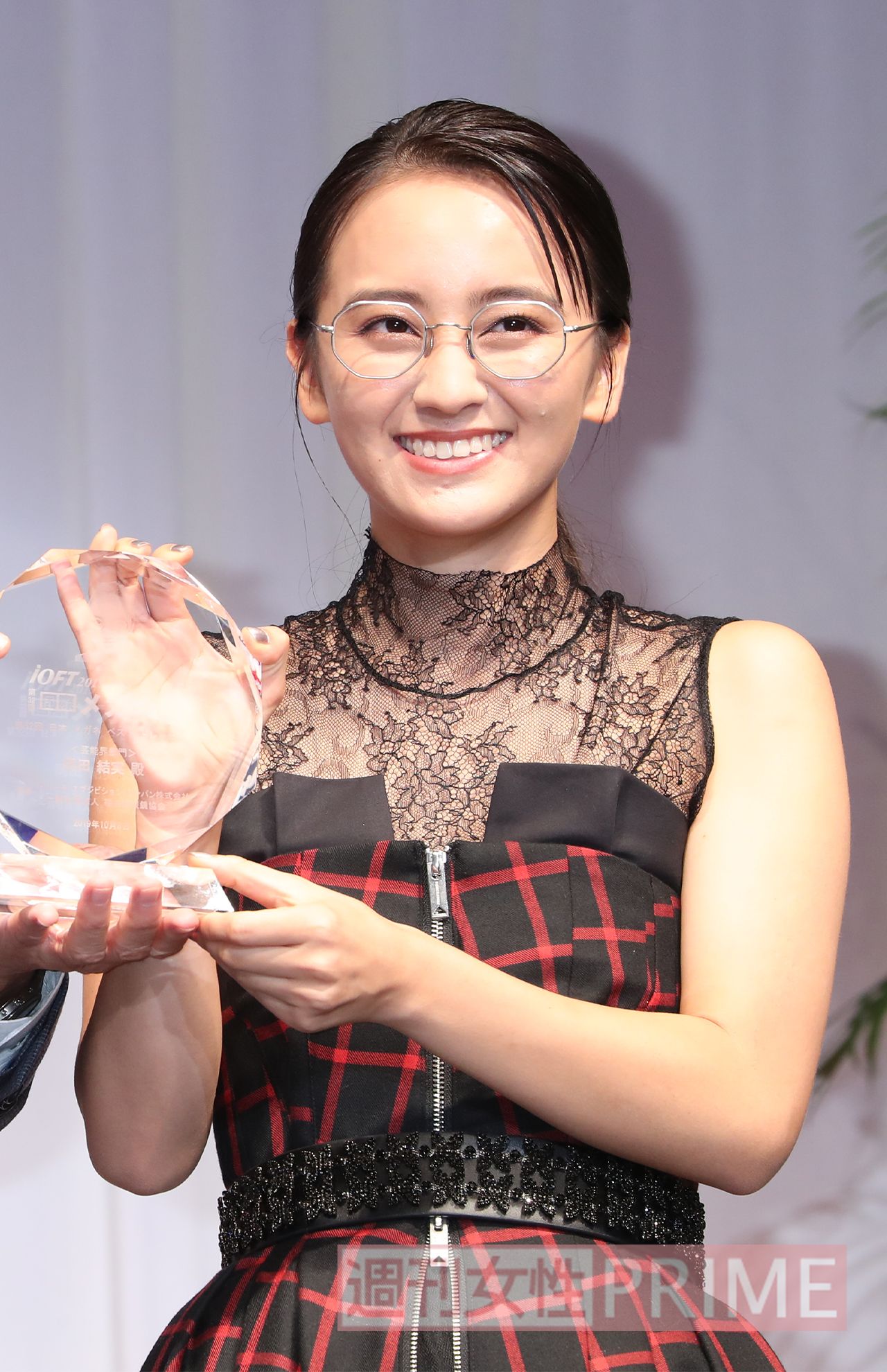 小学生からダテメガネをかけており、今も必ず3つは持ち歩くほどメガネが好きだそう（’19年10月）