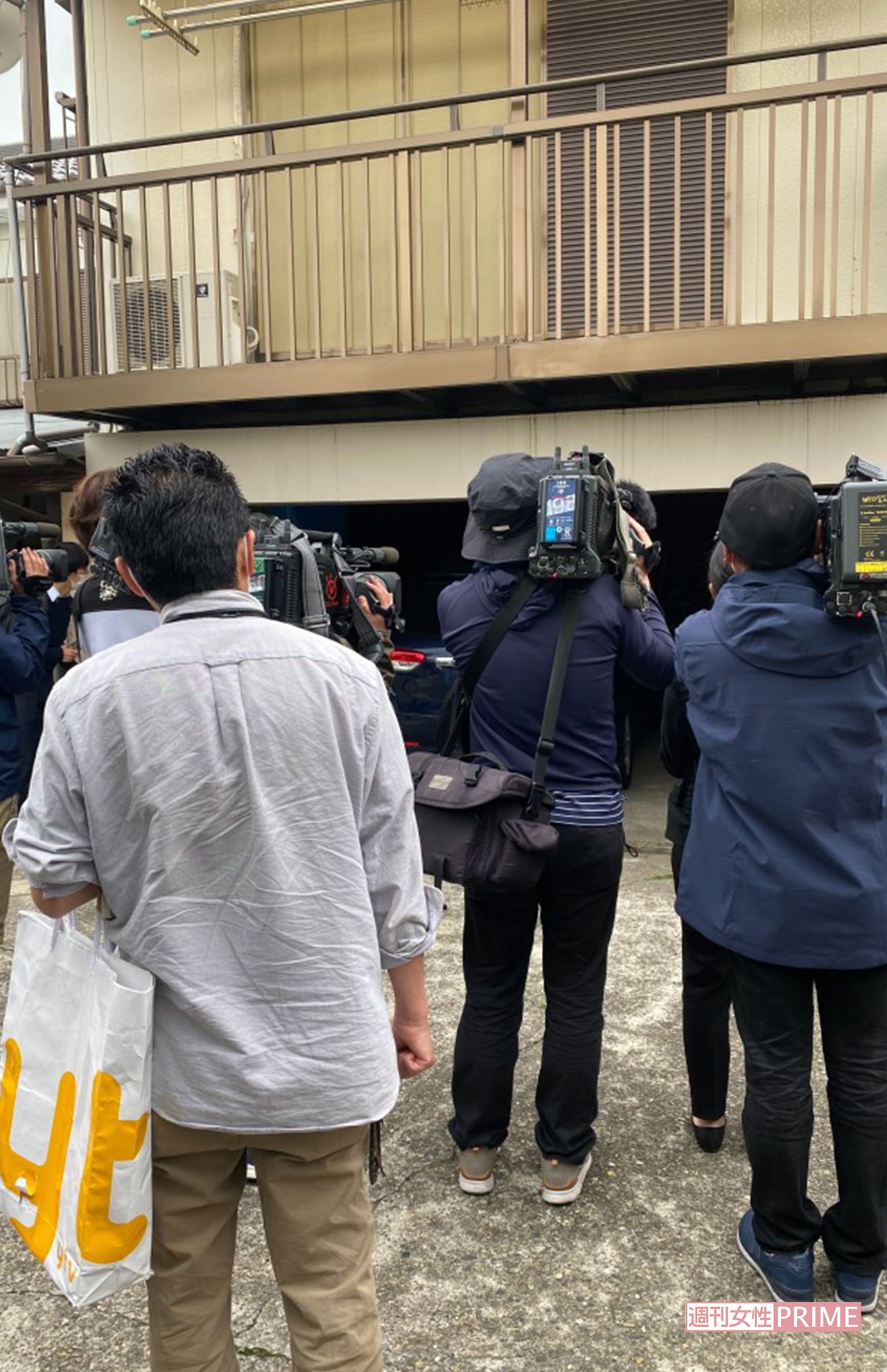 7日、逮捕報道直後の岡庭の実家。マスコミが周囲を囲んでいた（'21年5月7日撮影）