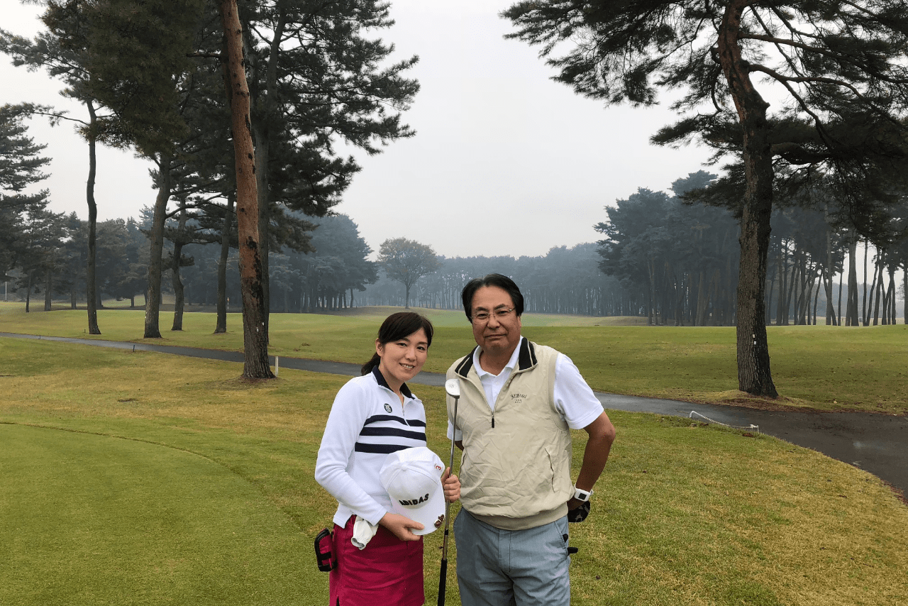 大沢在昌さんのアドバイスをきっかけにゴルフを始め、コースデビューをしたときの一枚。このときは『孤狼の血』の担当編集者・山田さんも一緒にラウンドしたそう