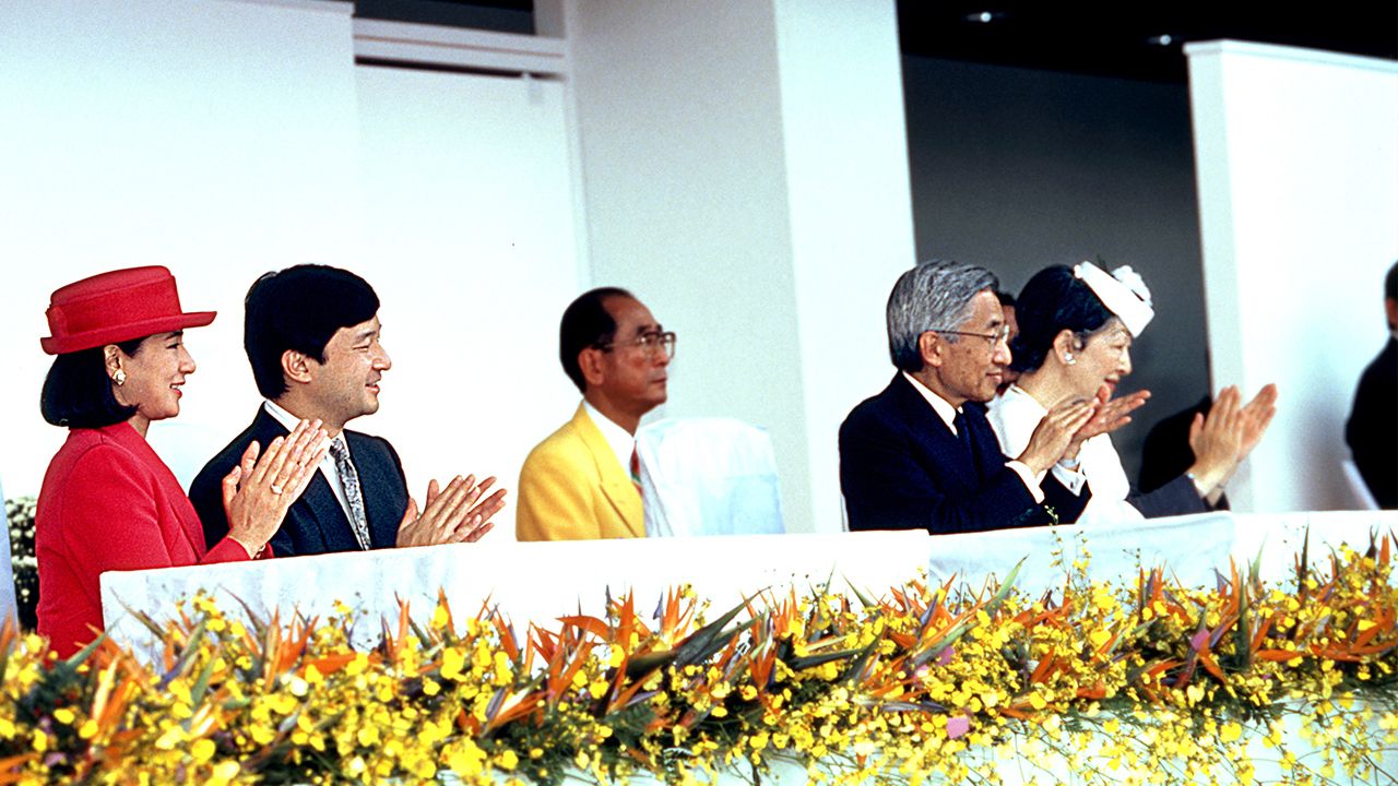 広島アジア大会の開会式で歓迎パフォーマンスをご覧になる両陛下と皇太子ご夫妻（'94年10月）