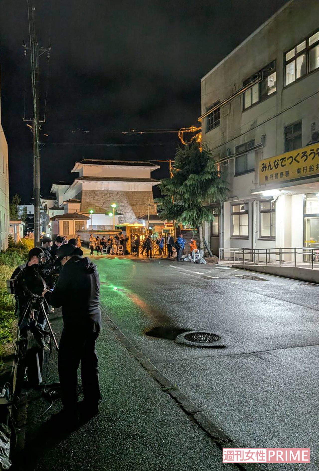 《京都小6男児行方不明事件》安達結希さんの義父が関与をほのめかす供述、南丹署に集まる多くの報道陣（4月15日午後10時）