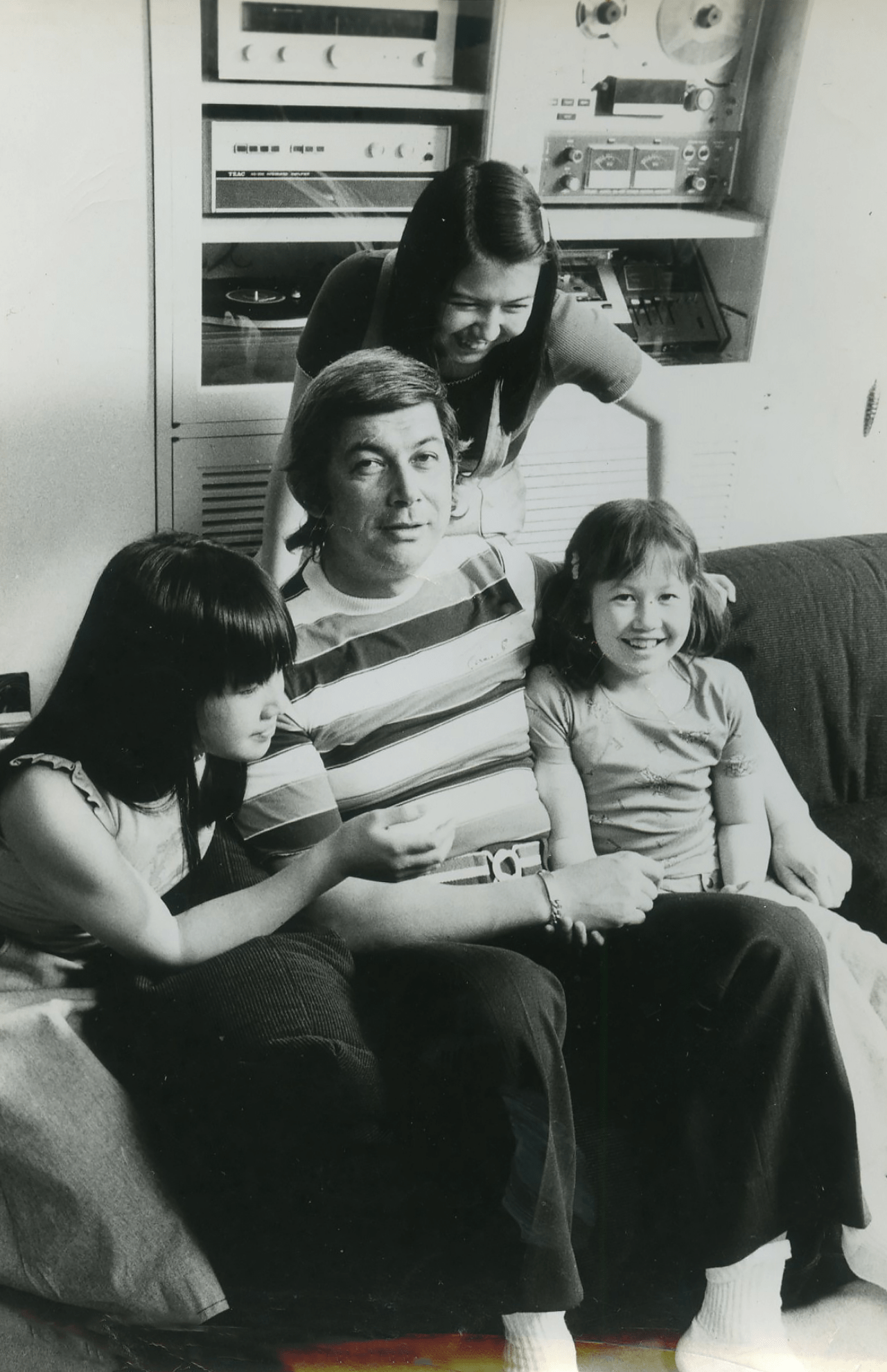 父のE・H・エリックさんと自宅にて、3姉妹一緒に。美里11歳のとき（左端）