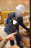 拡散している、ホテルに居座る外国人男性に警察官が退去を求める動画の一部。もう1人の警察官外国人男性の荷物を確認しようとするが、男性は「私は荷物を触っていいとは言っていない」