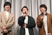 『嵐 活動休止表明会見』にて、笑顔が溢れる松本潤(左)、大野智(中央)、櫻井翔(右)