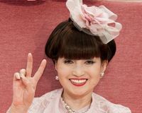 高齢の黒柳徹子、囲み取材では井ノ原快彦が後ろから支える