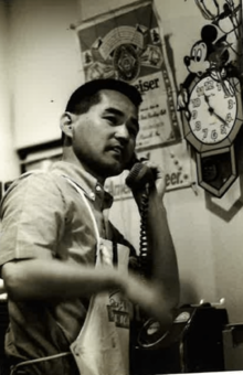 開店当初の原口さん。赤い公衆電話や昭和インテリアが今オシャレ!