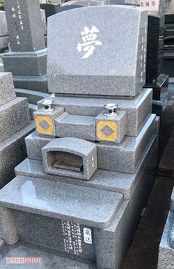 高台より富士を望む有賀家の墓。先に眠る母の横にさつきさんの戒名が彫られた