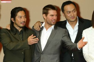 ‘03年、映画『ラストサムライ』の試写会で。左から真田広之、トム・クルーズ、渡辺謙