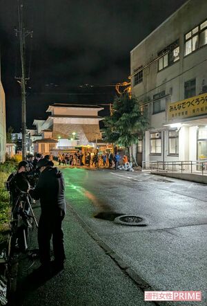 《京都小6男児行方不明事件》安達結希さんの義父が関与をほのめかす供述、南丹署に集まる多くの報道陣（4月15日午後10時）