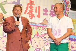 ビートたけしの登場に顔をこわばらせる三又又三（2014年、カルビー新CM発表会）