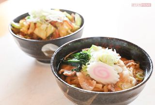 人気の五目うどん（写真奥）と肉うどん（同手前）