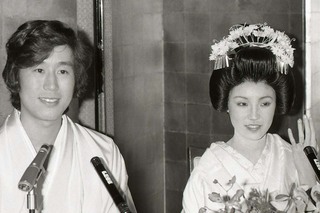 松任谷正隆氏と和装で挙式会見に臨んだ松任谷由実（1976年11月）