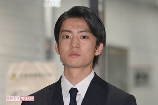 10月30日に釈放され、マスクを外して謝罪する伊藤健太郎