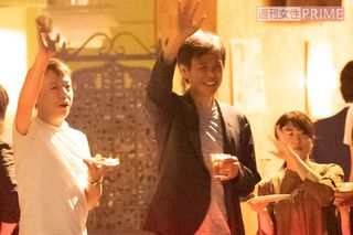 左から板尾創路、時任三郎、志田未来。テラスで楽しく話をしていた