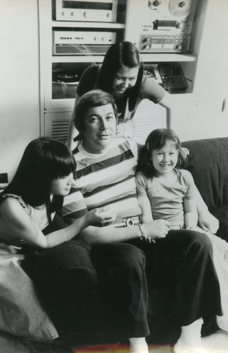 父のE・H・エリックさんと自宅にて、3姉妹一緒に。美里11歳のとき（左端）