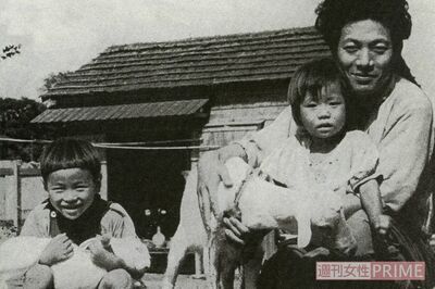 “ヒグラシの谷”こと板橋の自宅にて撮影された、妹を抱いた父・政明さん（右）と9歳の寺田（左）