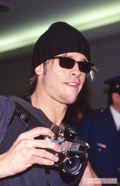 愛用のカメラ「ライカ」で報道陣にレンズを向けていた（撮影／本誌写真班）