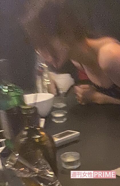 8月中旬、渋谷のバーでラーメンを食べる小倉ゆうか