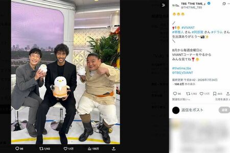 『VIVANT第2シーズン』スタートに先立って『THETIME,』に出演した堺雅人と阿部寛、富栄ドラム。阿部の激ヤセぶりが話題に（番組公式Xより）