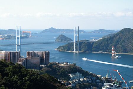 昼は女神大橋をくぐって入港する大型クルーズ客船を見ることも