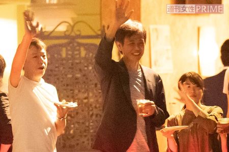 左から板尾創路、時任三郎、志田未来。テラスで楽しく話をしていた