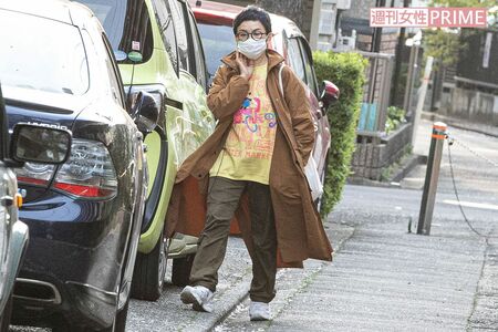 4月上旬、自宅から出てきた榊英雄監督の妻・橘いずみ